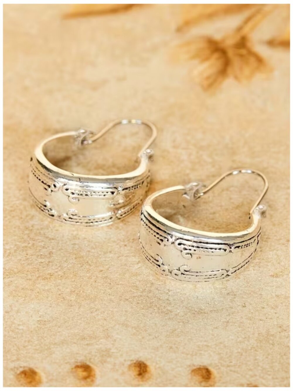 Vintage Inspired U-Shaped Earrings Creative Engraved Floral Pattern Minimalist